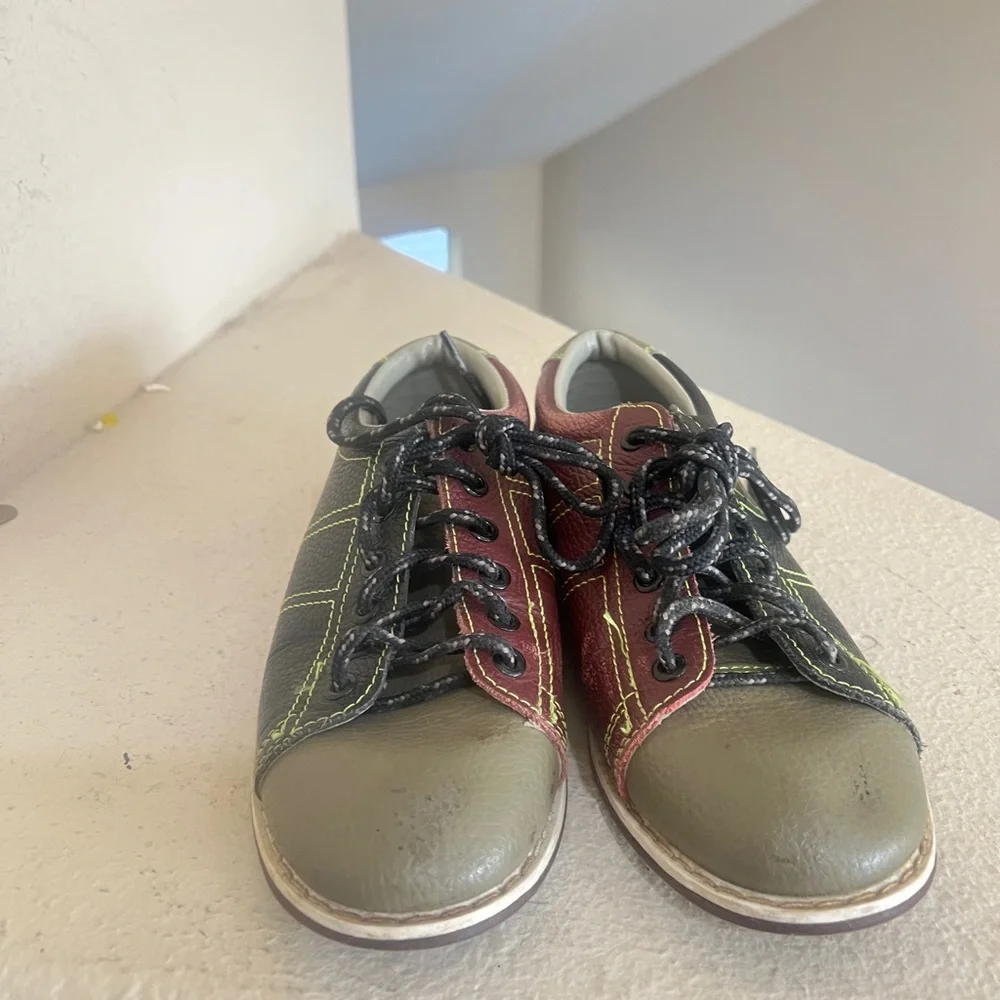 LINDS CRS Bowling Shoes,  Lace Up Red & Black Leather Unisex Size 8 / 39.5